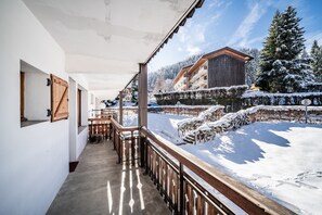 Property grounds - Holiday Apartment 'Morzine' with Mountain View and Balcony (Morzine)