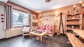 TV, lettore DVD, tavolo da ping pong