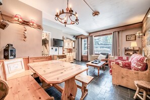 Interior - Holiday Apartment 'Morzine' with Mountain View and Balcony (Morzine)