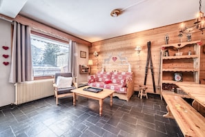 TV, DVD player, table tennis - Holiday Apartment 'Morzine' with Mountain View and Balcony (Morzine)