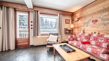 TV, lettore DVD, tavolo da ping pong