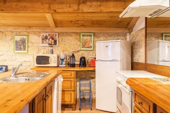 Frigorifero, microonde, forno, piano cottura