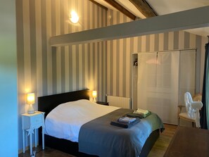 4 chambres, fer et planche à repasser, Wi-Fi gratuit, draps fournis