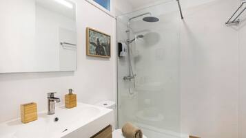 Douche, sèche-cheveux, serviettes fournies