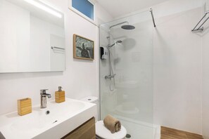 Douche, sèche-cheveux, serviettes fournies