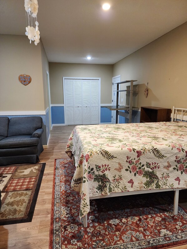 1 bedroom, WiFi, bed sheets - Studio apartment with separate kitchen near WCU. (Sylva)