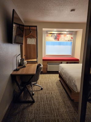 Standard Room, 1 Queen Bed, Accessible, Non Smoking (Walk-in Shower)