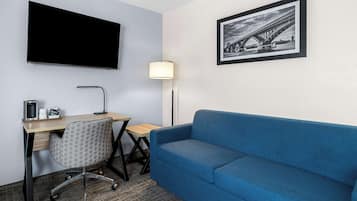 Suite, 1 grand lit, non-fumeurs (Larger Room;with Sofabed) | Ameublement personnalisé, bureau