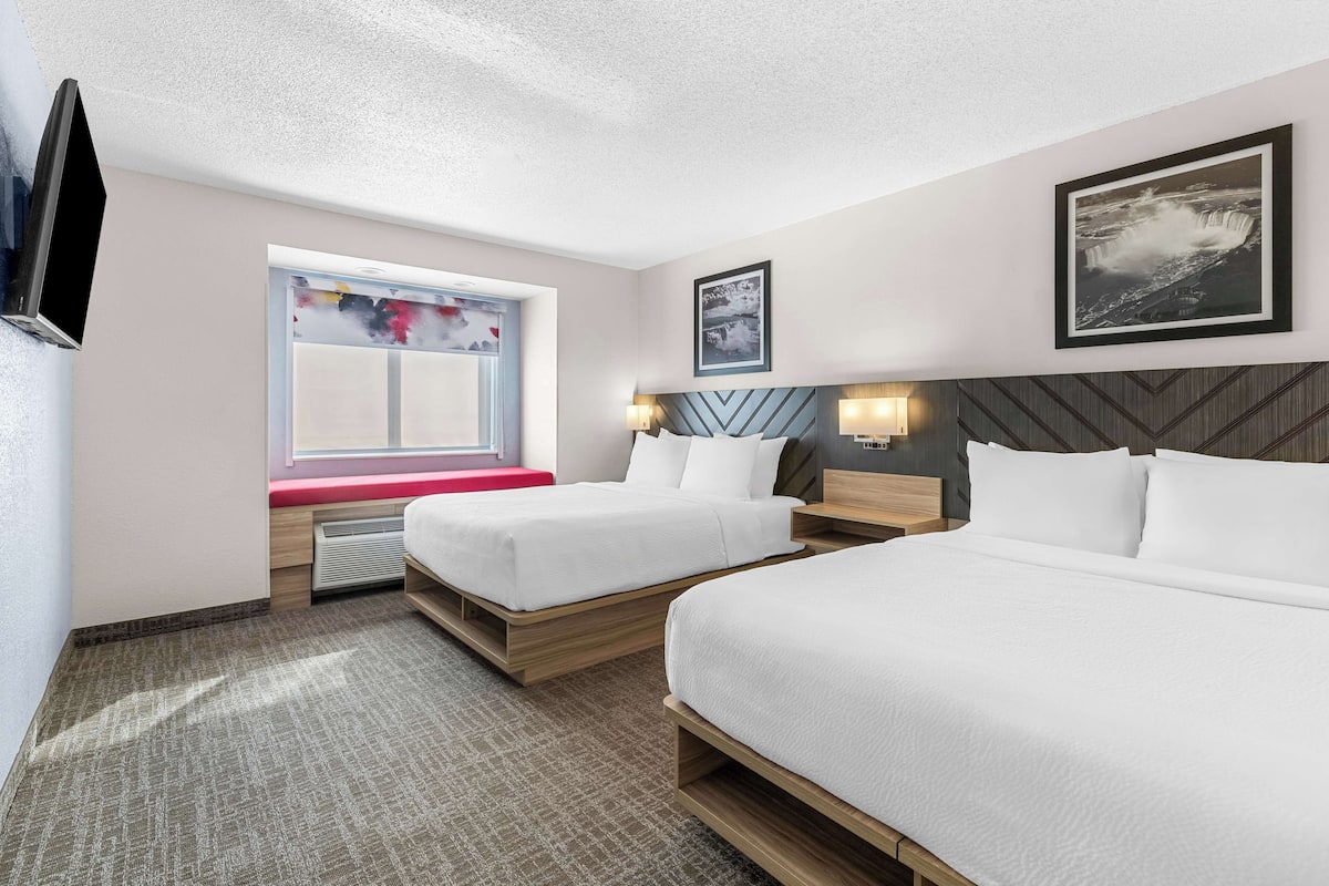 Suite, 2 grands lits, accessible aux personnes à mobilité réduite, baignoire | 1 chambre, ameublement personnalisé, bureau