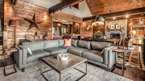 Fernseher, Kamin, Tischfußball