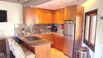 Microondas, parrilla de estufa, cafetera y tetera y tostadora