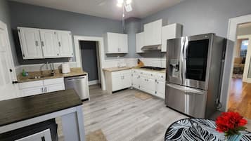 Fridge, microwave, stovetop, dishwasher