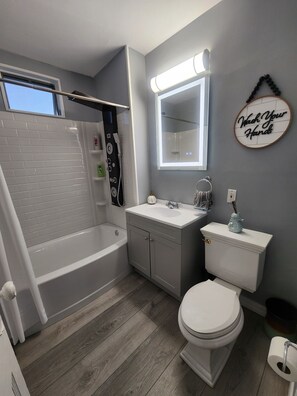 Hair dryer, towels, soap, shampoo - Spacious Hidden Gem (Utica)