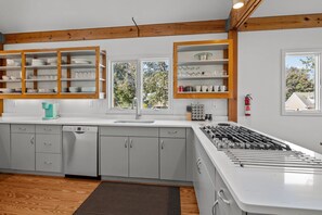 Private kitchen - Sail Away - Croatan VB home with billiards table (Virginia Beach)