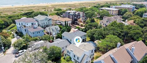 Una zona residencial con casas, una playa y cielo despejado.