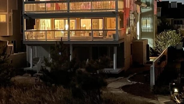 Une maison à deux étages dotée d’un balcon et d’un porche abrité.
