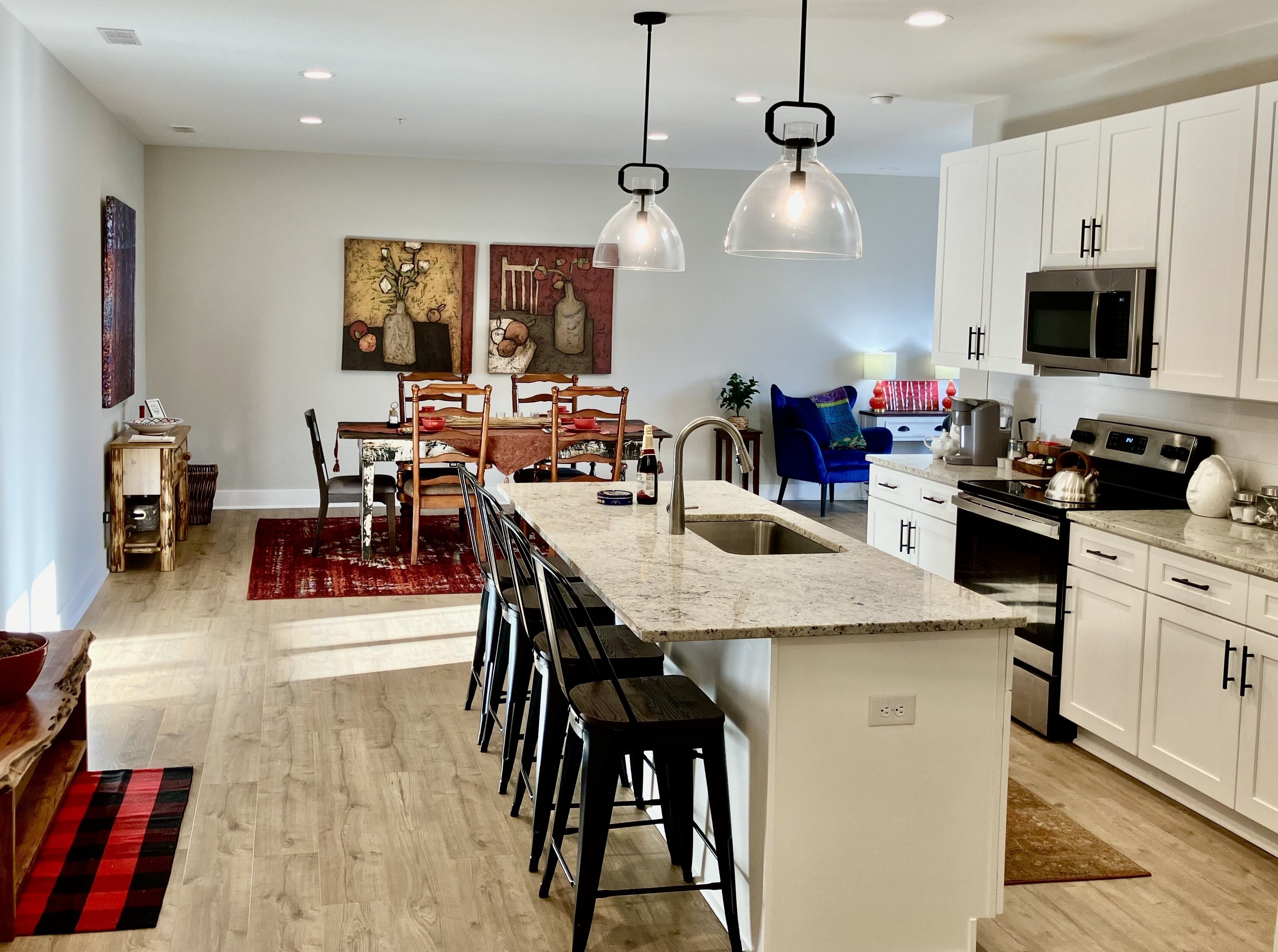 💎 Calm, comfortable and modern. 1500 sq ft. Two king suites. 1st level access.