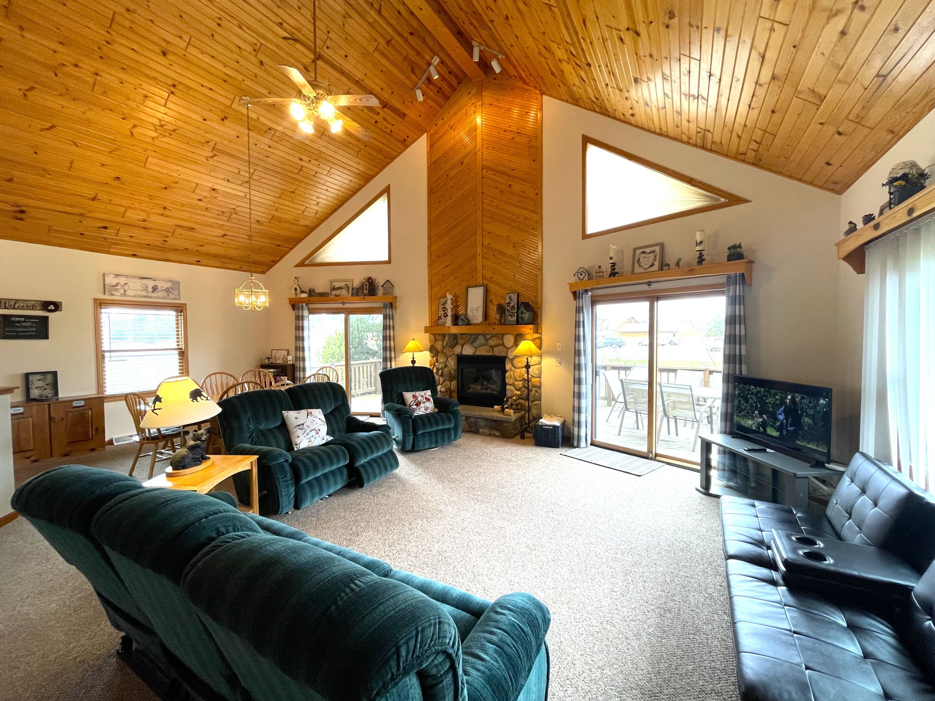 TV, fireplace