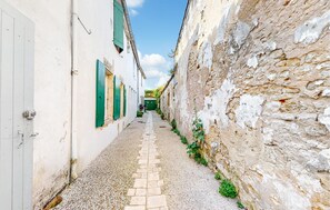 Property grounds - 2 bedroom amazing home in Ars-en-Ré (Ars-en-Ré)