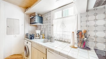 Fridge, stovetop, coffee/tea maker