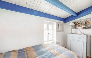 2 bedrooms, iron/ironing board, free WiFi