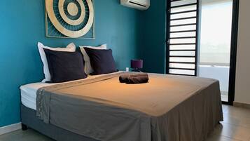 2 habitaciones, escritorio y tabla de planchar con plancha