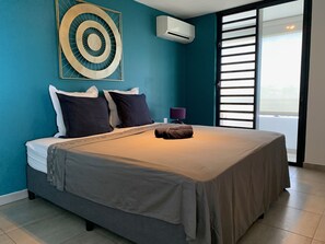 2 makuuhuonetta, työpöytä, silitysrauta/-lauta, vauvan matkasänky