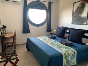 2 Schlafzimmer, Schreibtisch, Bügeleisen/Bügelbrett, Reisekinderbett