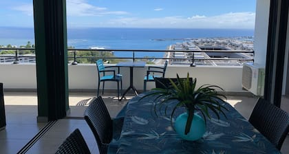 Kaili Ocean view Luxury 2BR AC throughout Fiber Wifi & Pool close City & Airport