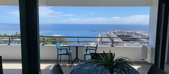 Kaili Ocean view Luxury 2BR AC throughout Fiber Wifi & Pool close City & Airport