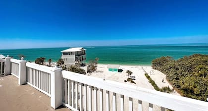 NEW LISTING! OCEAN PARADISE: BEACHFRONT, SLEEPS 12, 2 CARTS, POOL, GAMES, & FUN