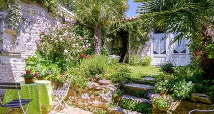 Nice home in Saint-Martin-de-RĂ©
