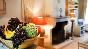 A bowl of fruit on a table in a cozy living room with a fireplace and a bookshelf in the background. - Gorgeous home in Saint-Martin-de-Ré with WiFi (Saint-Martin-de-Ré)