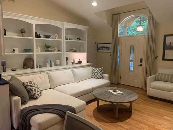 Smart TV, lareira, livros