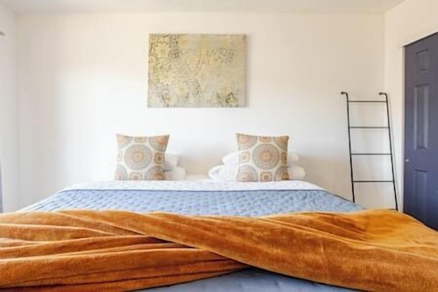 2 habitaciones, escritorio y tabla de planchar con plancha 