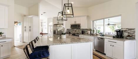 Een koelkast, een microgolfoven, een oven, een kookplaat