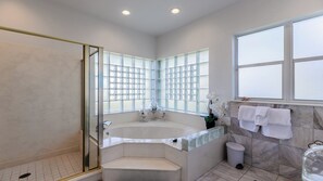 Bathroom - Stunning 4 bedroom home with 3 bathrooms, heated pool, and spa (Marco Island)