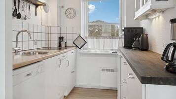 Fridge, stovetop, dishwasher, coffee/tea maker