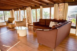 TV - Cozy Cabin with Fireplace and Terrace with Panoramic View of Valle de Guadalupe (Ejido El Porvenir (Guadalupe))