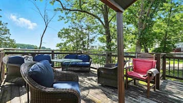 Desk, blackout curtains, free WiFi