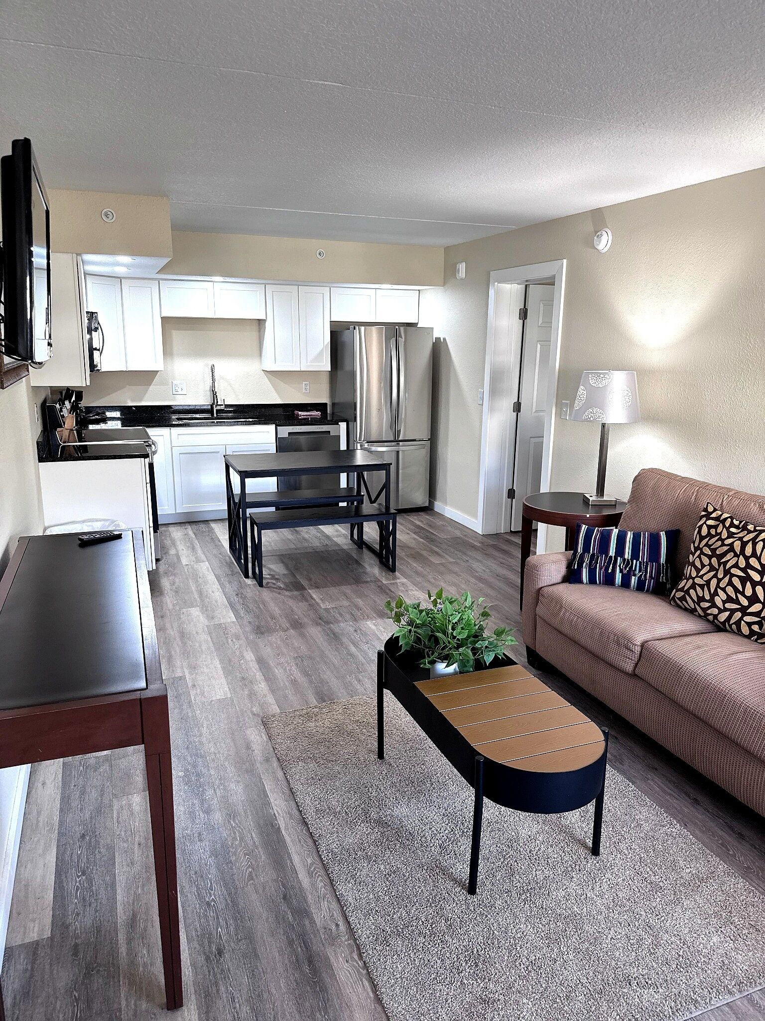 Premier-Apartment, 2 Schlafzimmer, Küche, Blick auf die Anlage | Wohnbereich