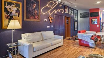 Grand Single Room, 2 Bedrooms, Jetted Tub, Golf View | Desk, blackout drapes, free WiFi