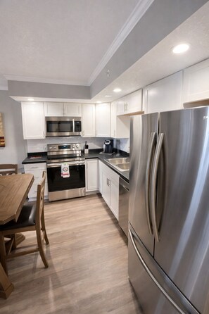 Premier-Apartment, 1 Schlafzimmer, Küche, Blick auf die Anlage | Eigene Küche