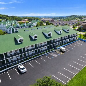 Un hôtel à plusieurs étages doté d’un toit végétalisé, d’un parking et offrant une vue sur les environs.