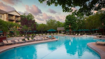 Desk, blackout curtains, free WiFi