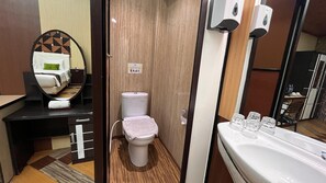 Superior Double Room | Bathroom | Shower, rainfall showerhead, free toiletries, slippers - Hotel Kubah 9 (Kendari)