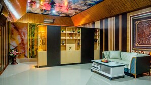 Una sala de estar moderna con un sofá, una mesa de centro y una estantería empotrada.