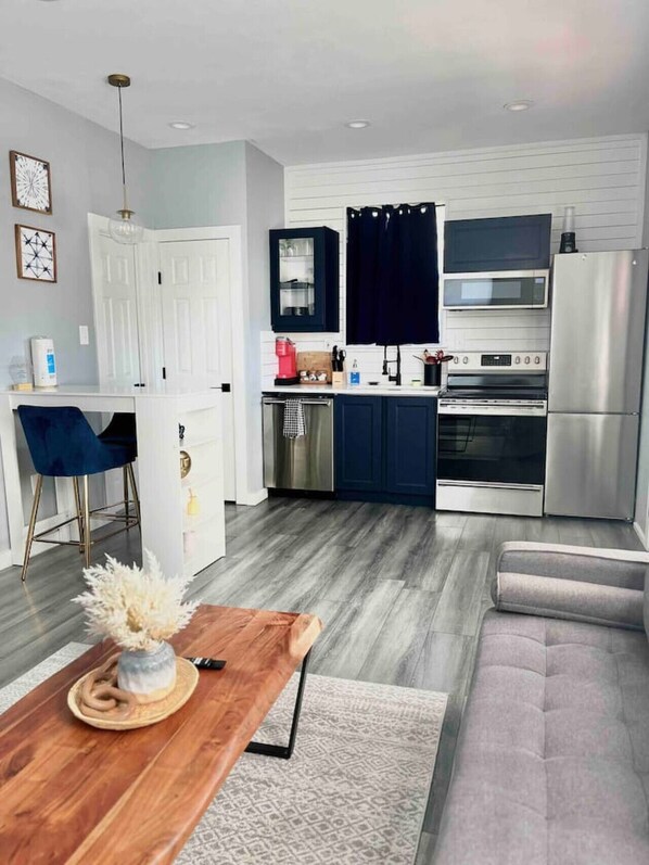 Een koelkast, een magnetron, een oven, een kookplaat