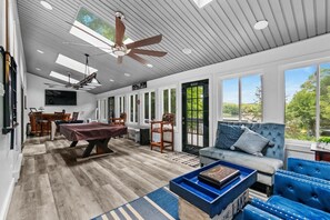 TV connectée, cheminée, jeux vidéo, baby-foot