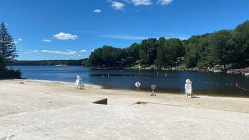 Chaises longues, serviettes de plage